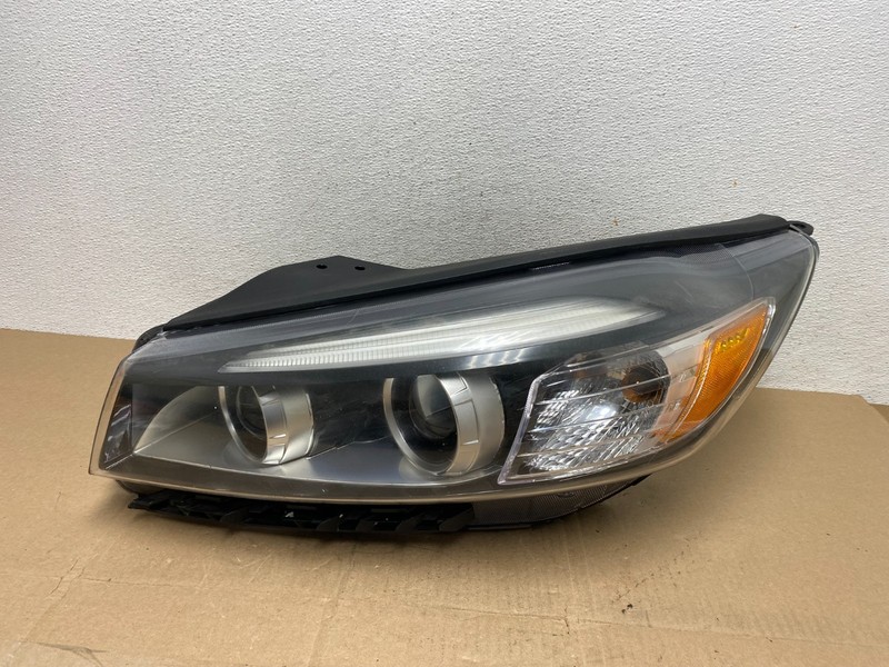 2016 to 2018 Kia Sorento Left Driver LH Side Headlight Halogen Oem AE6694 DW