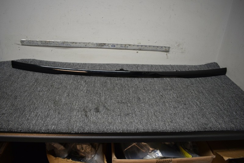 LAND ROVER REAR TAILGATE MOLDING FACTORY OEM