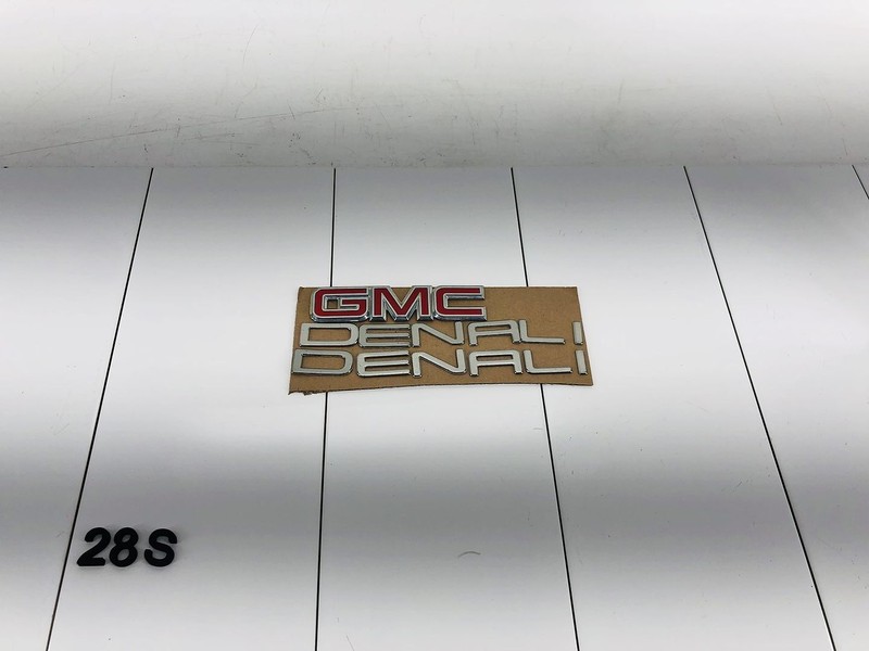 01-06 GMC YUKON XL 1500 FRONT RADIATOR GRILLE & DOOR NAMEPLATE LOGO SYMBOL OEM