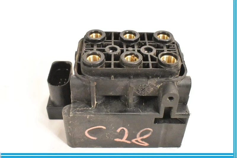 06-20 Mercedes W221 S600 CL550 Airmatic Air Pneumatic Suspension Valve Block OEM