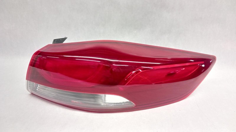 17-'18 HYUNDAI ELANTRA right passenger outer Taillight incandescent OEM Grade A