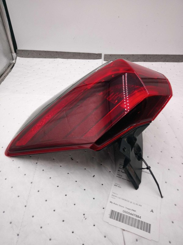 2019 Nissan Rogue Right Tail Light Assembly Grey Used - Scratches 644266
