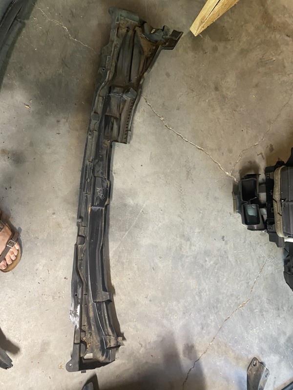 2014 Ford Taurus Limited Wiper Grille Mount OEM