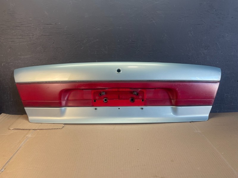 1997 - 1999 Saturn SL2 Sedan Center Tail Light Lid Trunk Rear PanelAE3497 DG