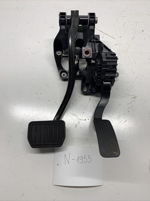 17-19 TESLA MODEL 3 BRAKE & ACCELERATOR PEDAL ASSEMBLY 1044691-00 1953 M9
