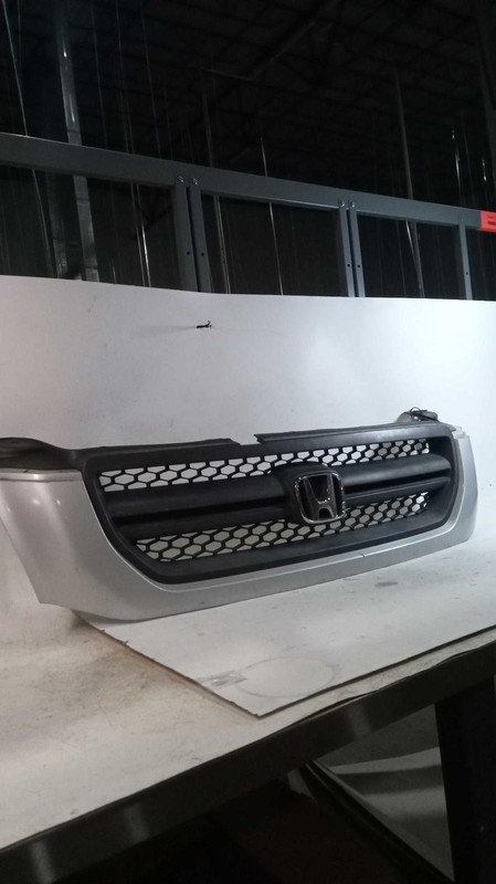 2004 Honda Pilot Grille OEM Used 4DR SUV 7034820 7075393 6 Month Warranty