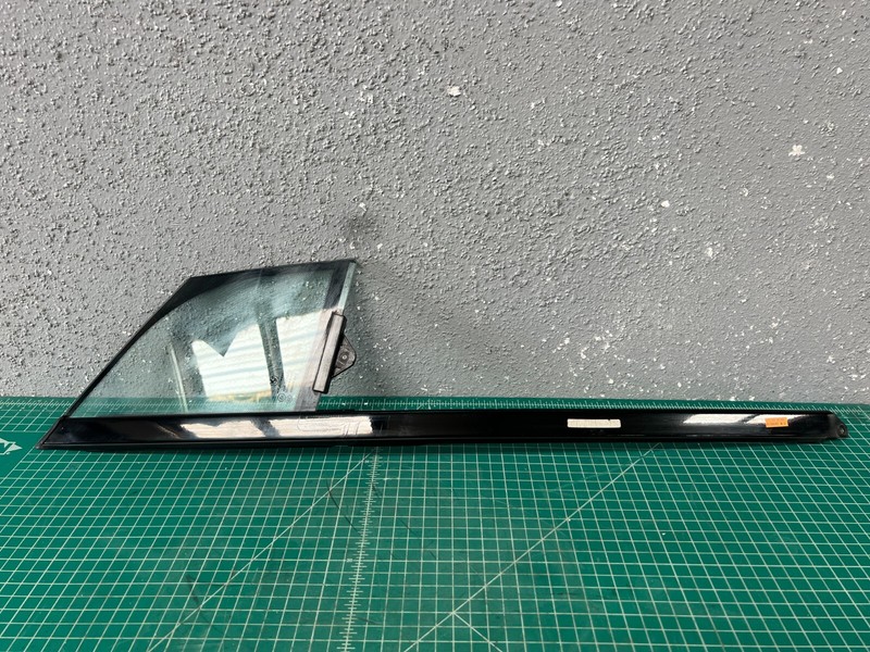 14-21 BMW i3 FRONT RIGHT PASSENGER SIDE DOOR CORNER VENT WINDOW GLASS OEM