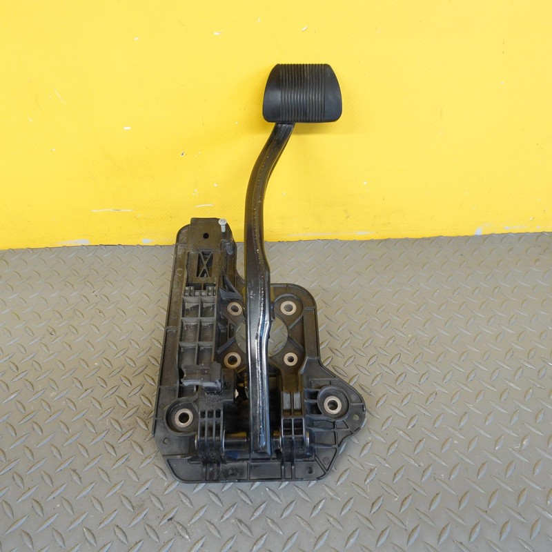 2017-2024 CHRYSLER PACIFICA BRAKE STOP PEDAL & BRACKET OEM 04581676AC
