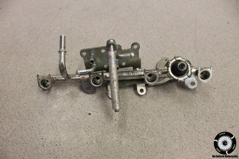 2008 Yamaha FZ6 FUEL RAIL LINE INJECTOR SEATS HOUSING FZ 6 08