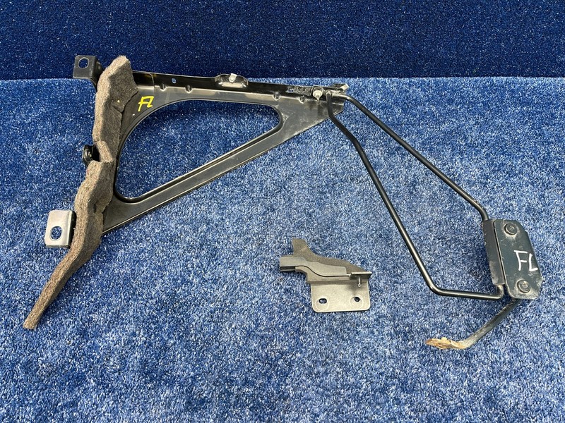 2006-2009 PONTIAC SOLSTICE FRONT LEFT SIDE FENDER MOUNT BRACKET SUPPORT OEM