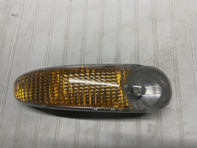 2001-2002-2003-2004-2005 GMC YUKON DENALI RIGHT TURN SIGNAL LIGHT PARKING LIGHT