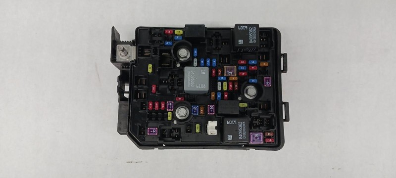 21-'22 CHEVROLET TRAILBLAZER Engine Fuse Box 1.2L 27k miles OEM
