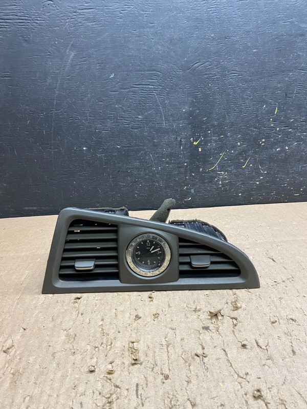 2001-2004 Nissan Pathfinder Center Console Air Vent OEM T6258 DG