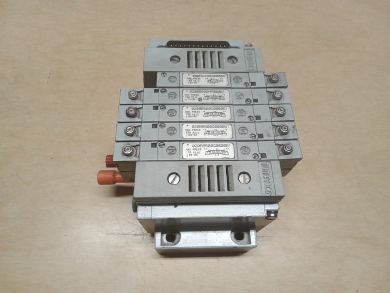Numatics 239-1087 Manifold W/ 020BW400G000061 (1) & 020BB500G00061 (4) Solenoid