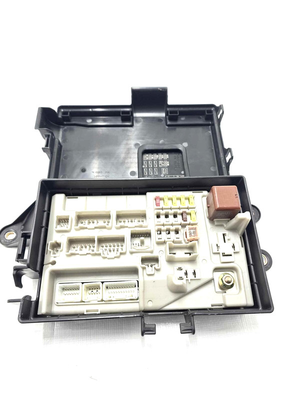2004 Lexus SC430 Rear Trunk Fuse Relay Box Power Distribution P/N 8267024092