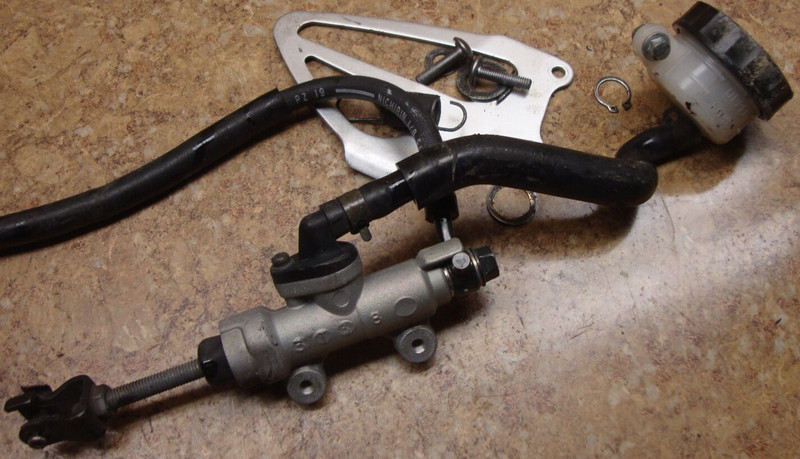 2004 Honda CBR600F4 CBR 600 F4 CBR600 Rear Brake Lever Master Reservoir E5