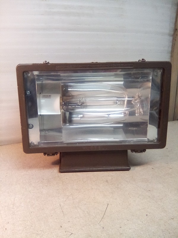Hubbell MHS-0250S-168 Industrial Outdoor Flood Light