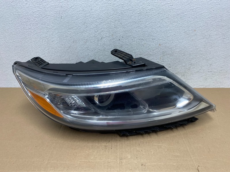 2014 to 2015 Kia Sorento Right Passenger RH Headlight Halogen Oem AE4911 DW
