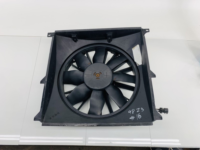 96-98 BMW Z3 1.9L L4 GAS ENGINE RADIATOR COOLING FAN SHROUD & BLADE #16 OEM