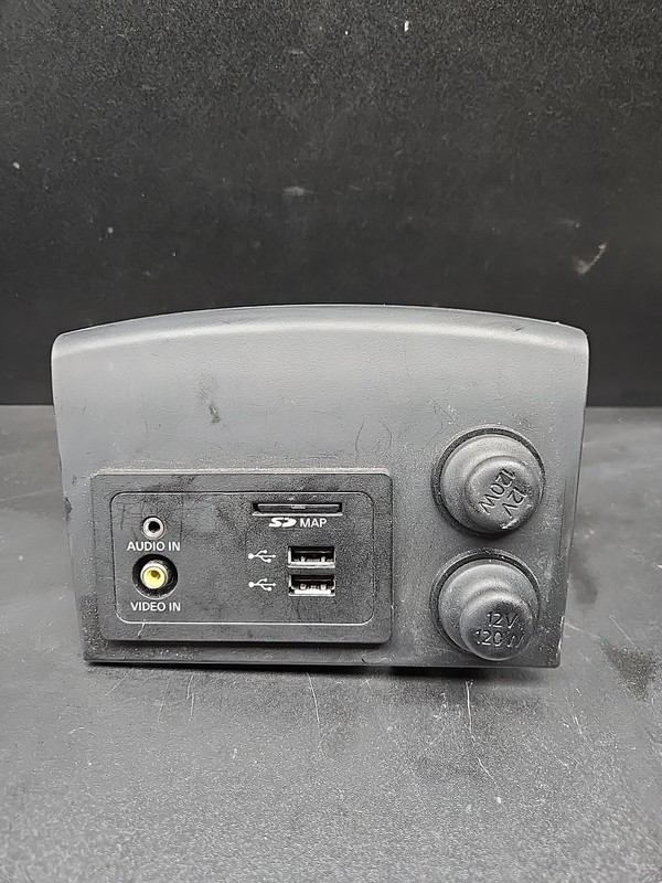14-15 INFINITI Q50 CENTER CONSOLE DUAL USB PORT & AUX HUB W / SD CARD OEM