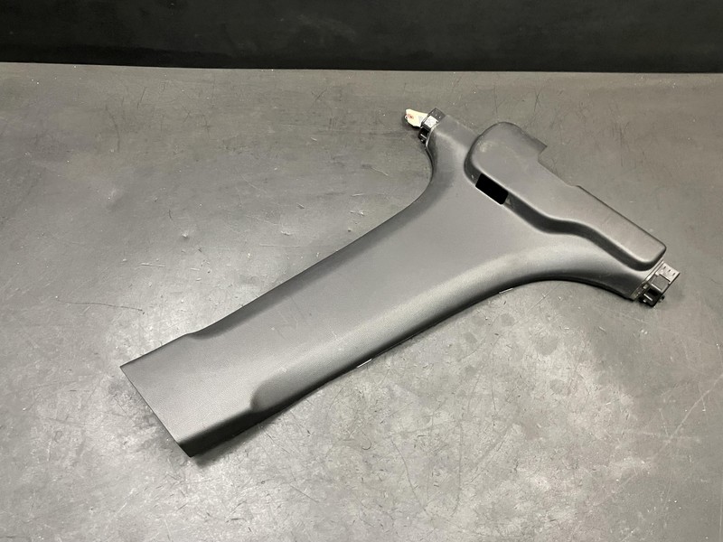 Center Right B Pillar Lower Trim Panel 2017 Kia Soul 85845-B2600 2015 - 2019 X