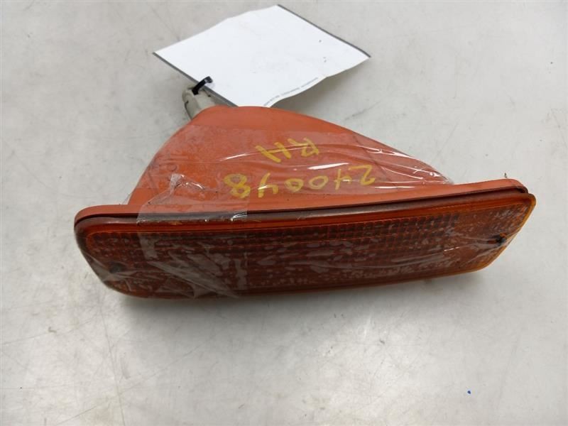 96-98 TOYOTA 4RUNNER BASE PASSENGER SIDE FRONT PARK / TURN SIGNAL LAMP