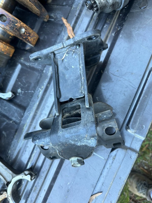 16-19 Nissan Titan XD 5.0L CUMMINS OEM RH PASSENGER SIDE ENGINE MOUNT W/ BRACKET