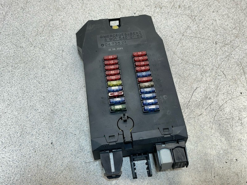 04-06 Mercedes Dodge Sprinter Main Fuse Relay Junction Box 9015400150