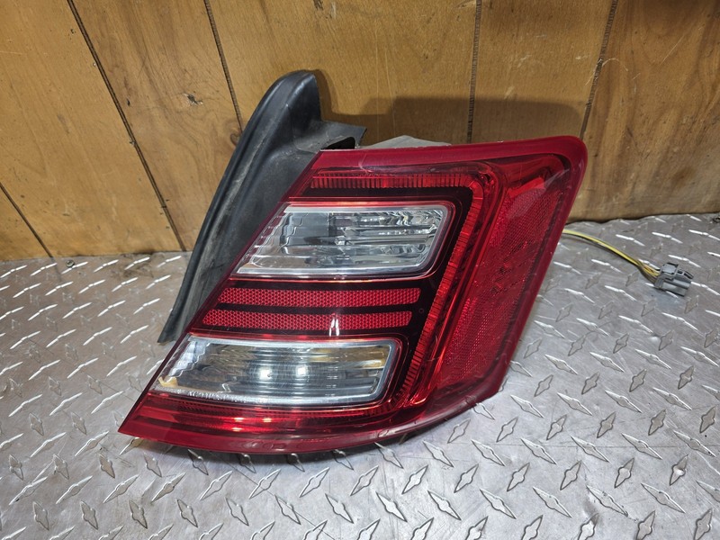 2013-2019 Ford Taurus Rear Passenger Right Tail Light Tail Lamp Oem RH