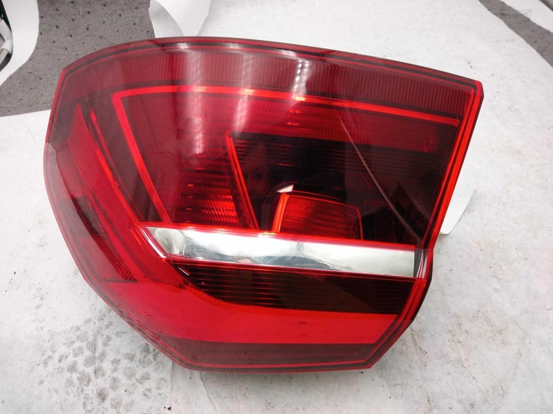2019 Volkswagen Passat Right Tail Light Assembly Silver OEM Used 106K Miles