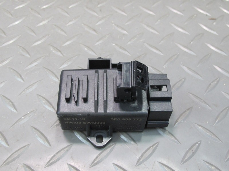17-23 PORSCHE PANAMERA 971 REAR LEFT OR RIGHT SEAT HEATER CONTROL MODULE