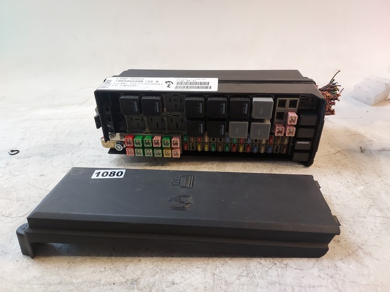 05-09 Land Rover LR3 4.4L 4WD Engine Relay Fuse Box YMB506880B W/ Power Wire OEM