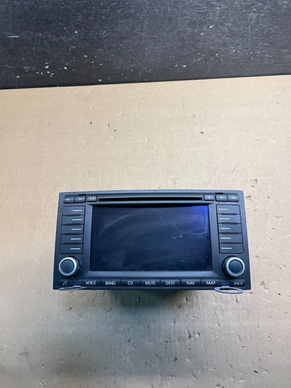 2004 to 2007 VW Touareg Stereo Radio Receiver Head Unit Control Module W4372 DG