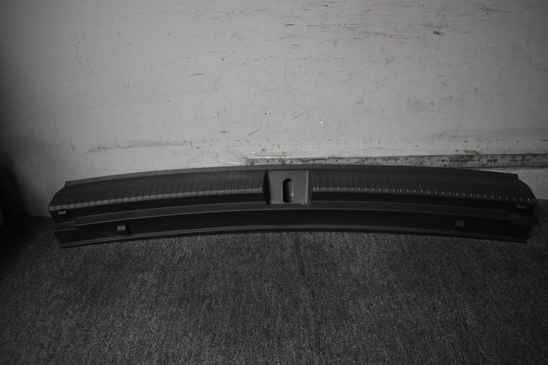 2018-2022 VOLKSWAGEN TIGUAN S REAR COVER SILL PLATE FACTORY OEM
