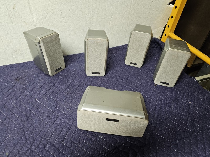 KenwoodSet of 5 Surround Sound Speakers w/manual