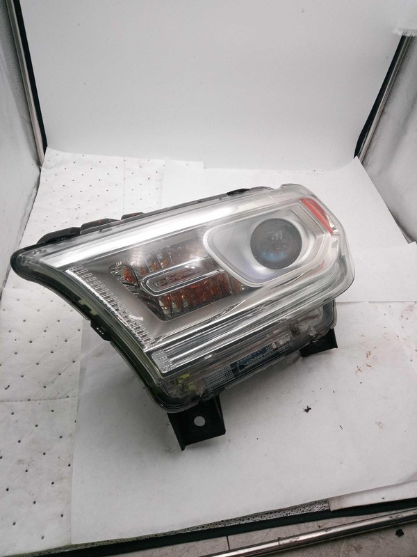 2014-2020 Dodge Durango Left Headlight Assembly White OEM 478773 Used 95k Miles