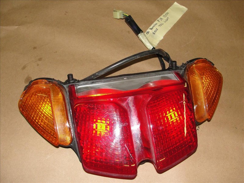 04 YAMAHA FJR 1300 REAR TAIL LIGHT LAMP STOP BRAKE FJR1300