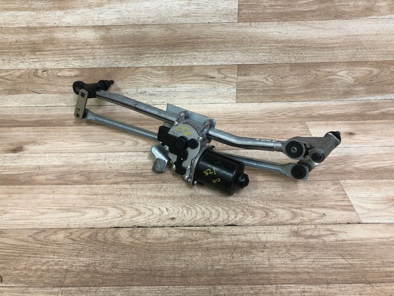 BMW E82 E88 128 135 OEM FRONT WINDSHIELD WIPER WITH MOTOR 2008-2013