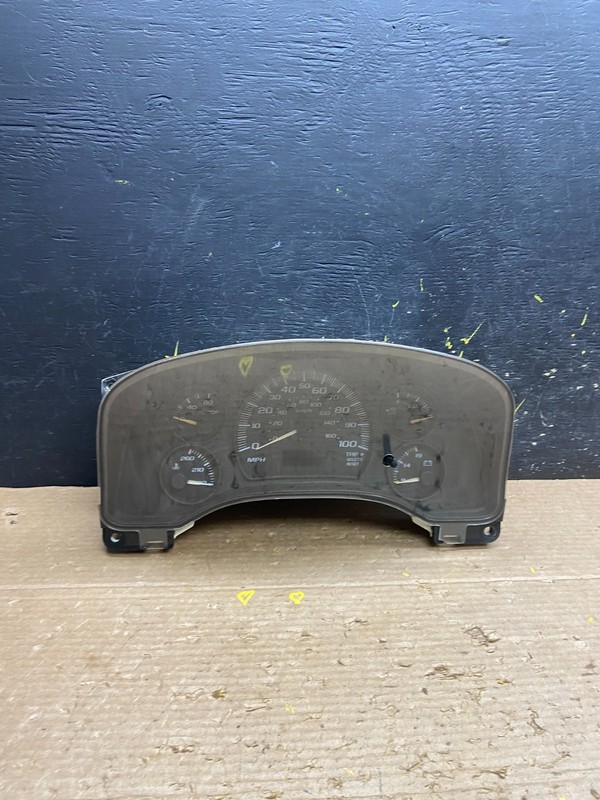 2004 to 2007 Chevrolet Express Speedometer Cluster Gauge OEM W3352 DG
