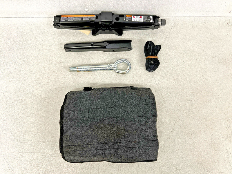 ⭐2018 CADILLAC CT6 TRUNK EMERGENCY SPARE WHEEL JACK LIFT TOOL SET OEM LOT2562