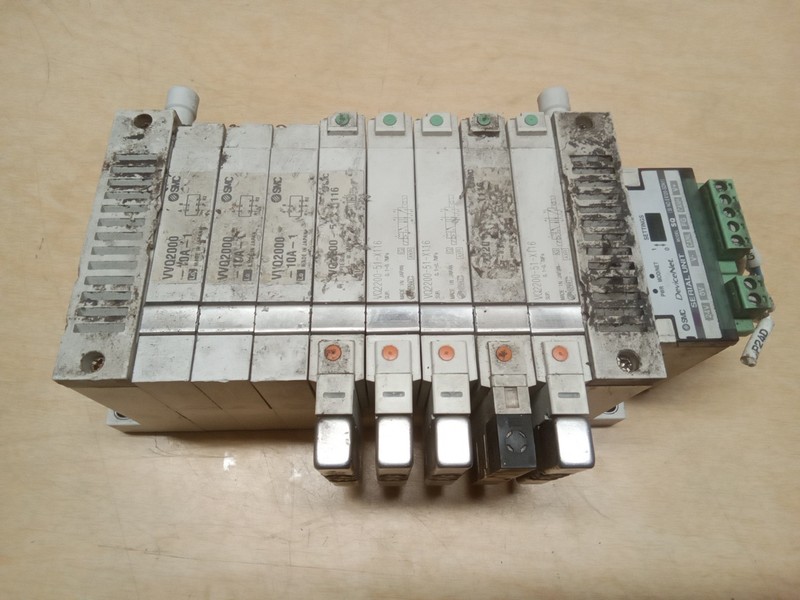 SMC Solenoid Valve Bank (5) VQ2200-51 (3) VVQ2000-10A-1 Solenoid Valve