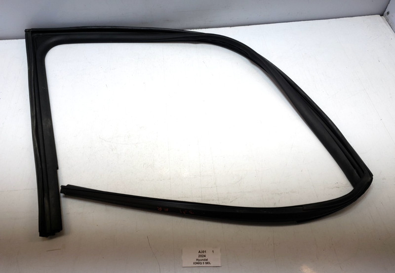 ✅ 22-24 Hyundai IONIQ 5 SEL Front Right Window Glass Run Channel Seal 32k