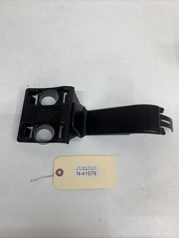 15-20 Tesla Model X Seat Bracket Cover Center 1066957-00-A 41079 B48