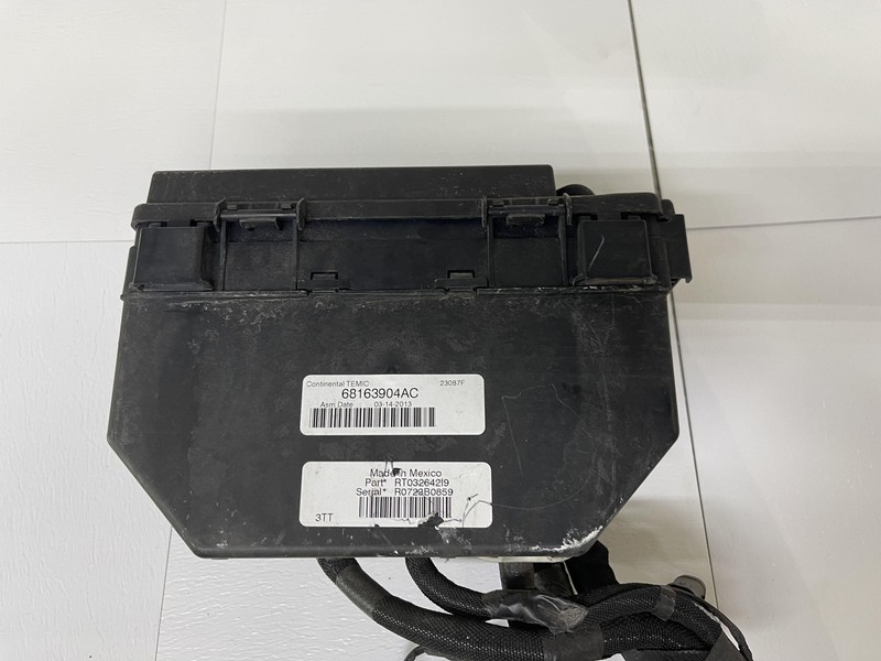 DODGE GRAND CARAVAN CHRYSLER TOWN & COUNTRY VW ROUTAN FUSE BOX TIPM 13 68163904