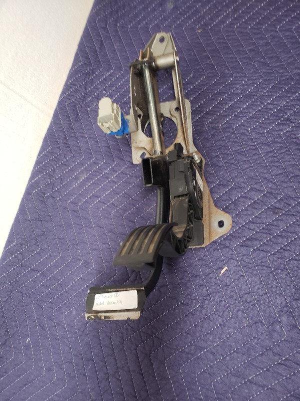 12-18 Ford Focus Brake Stop Fuel Gas Petrol Pedal Pad w/ Bracket Assembly OEM