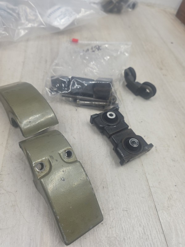1975Johnson 9.9 HpSeahorse 10r75c Upper Thrust Lower Mountsboat motor part