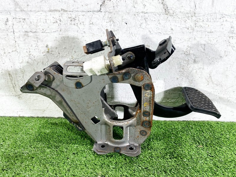 14-23 INFINITI Q50 Q60 BRAKE FOOT STOP PEDAL PAD W/ BRACKET ASSEMBLY OEM