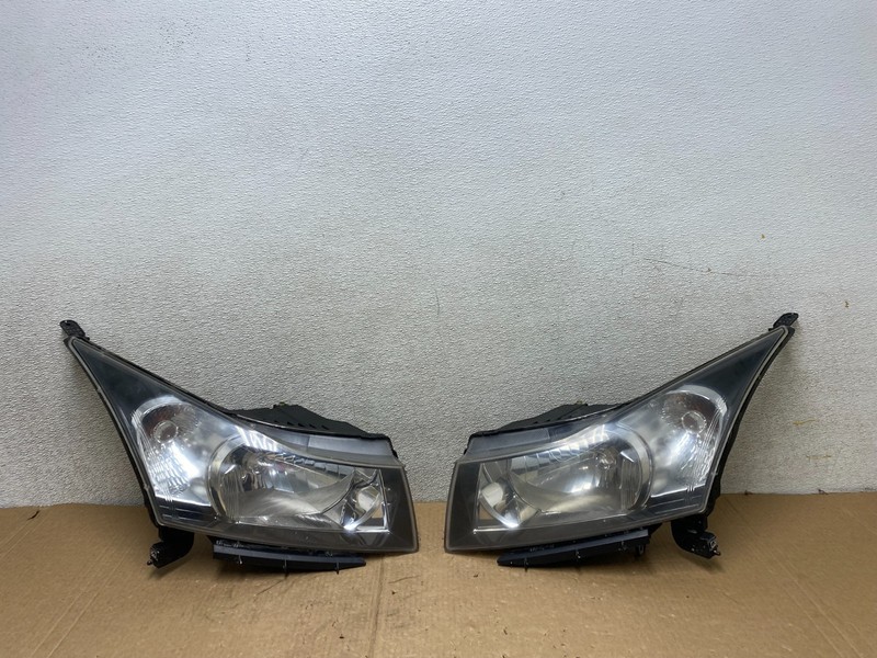 2011 to 2015 Chevrolet Cruze Halogen Left+Right Set Headlights V1239 DW