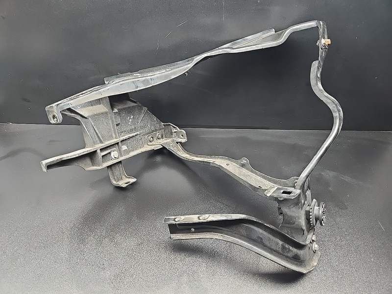 10-16 Mercedes W212 E350 E550 Front Left DRIVER Side Head Light Bracket Frame