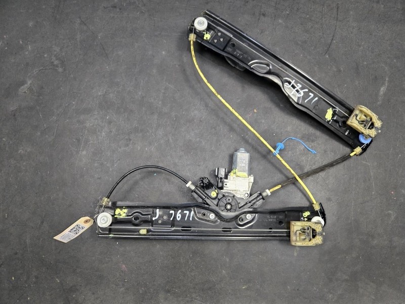 Rear Right Door Window Regulator w/ Motor 2018 Range Rover Velar LR172495 19-22